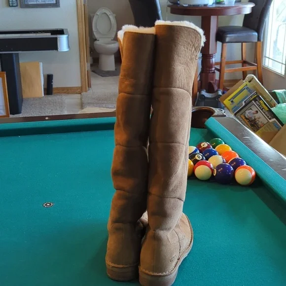 Fantastic, tall, UGGs size6 Tan      Make An Offer - Picture 2 of 7